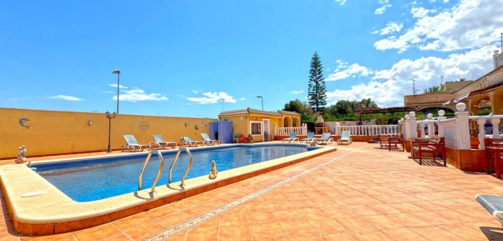 Ylellinen villa rauhallisella tontilla, Torrevieja