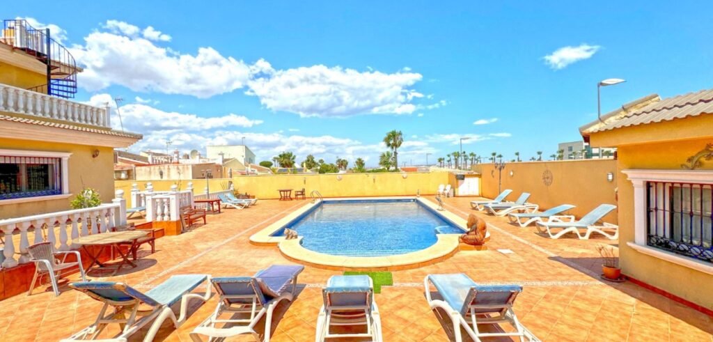 Ylellinen villa rauhallisella tontilla, Torrevieja