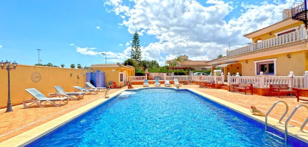 Ylellinen villa rauhallisella tontilla, Torrevieja