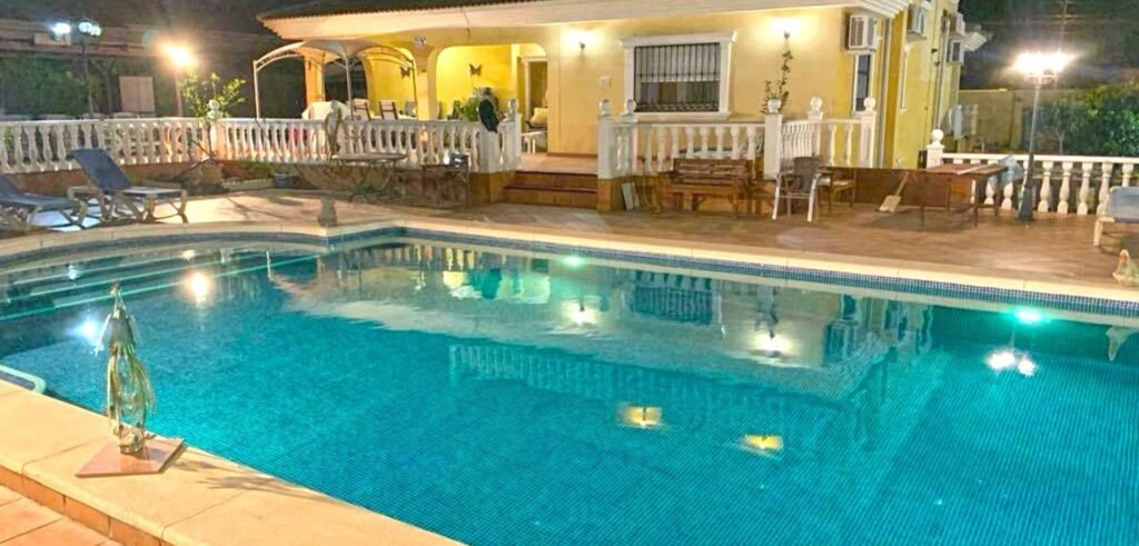 Ylellinen villa rauhallisella tontilla, Torrevieja