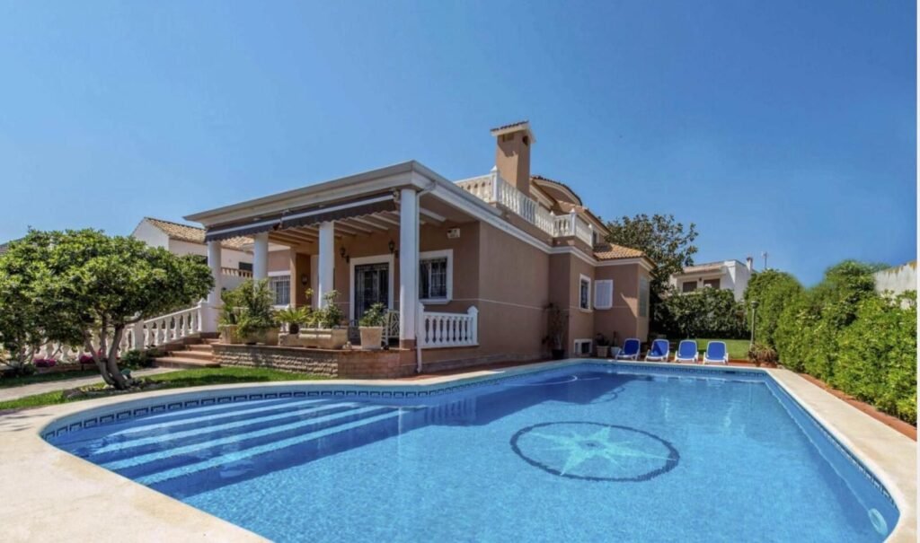 Exclusiva Villa de Lujo en Primera Línea – Molino Blanco, La Mata