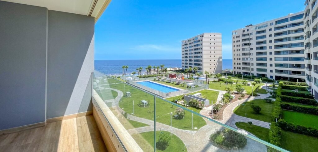 Förstalinje strandlägenhet i Punta Prima