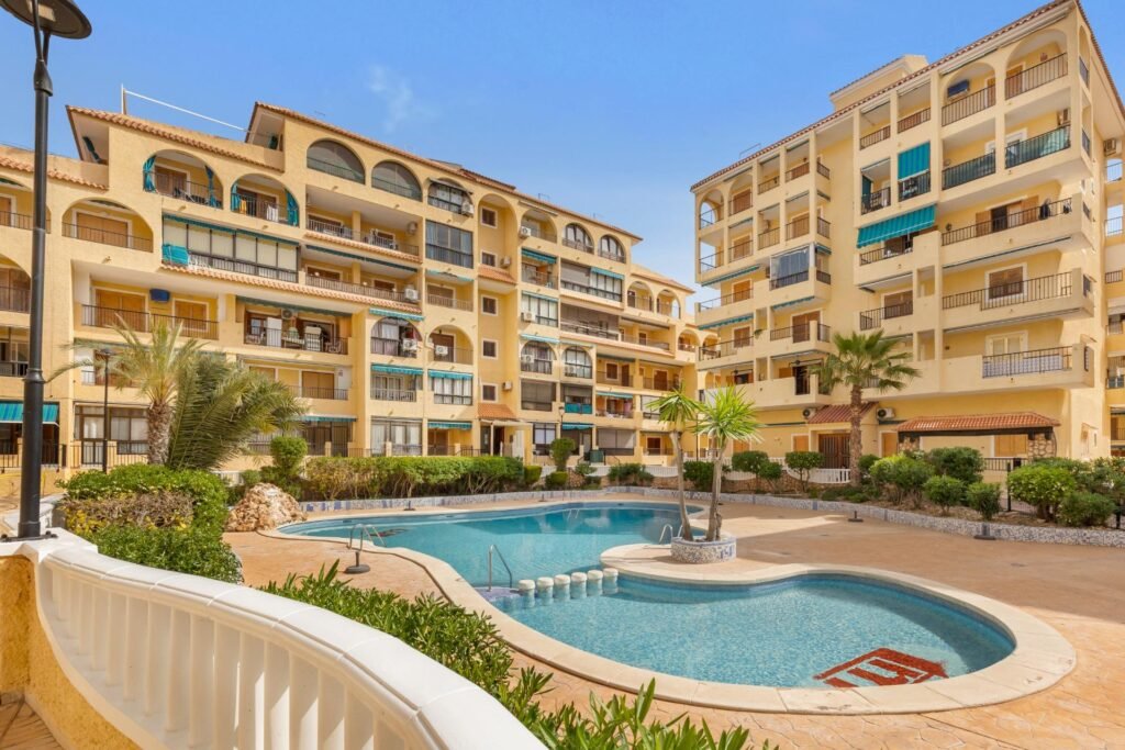 Una vivienda acogedora con piscina comunitaria