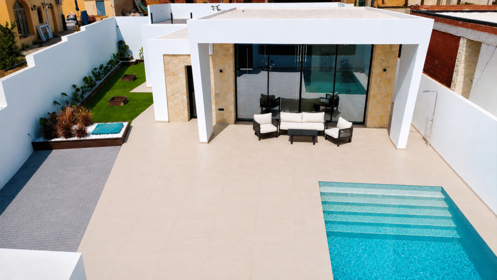 Sunrise Hills – Moderni huvila omalla uima-altaalla Los Balconesissa