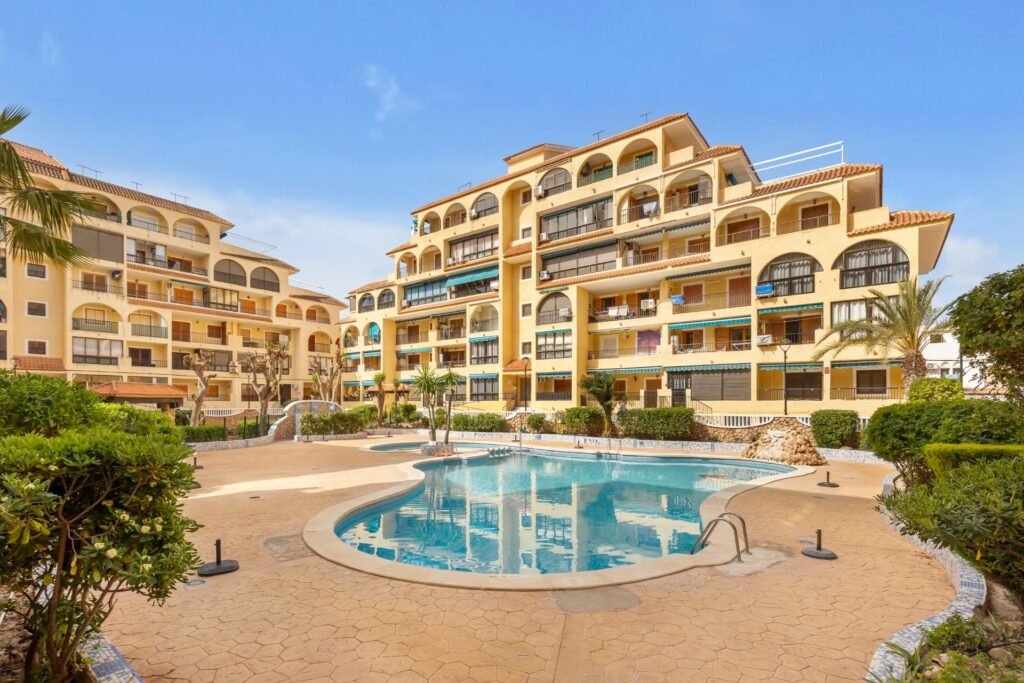 Una vivienda acogedora con piscina comunitaria
