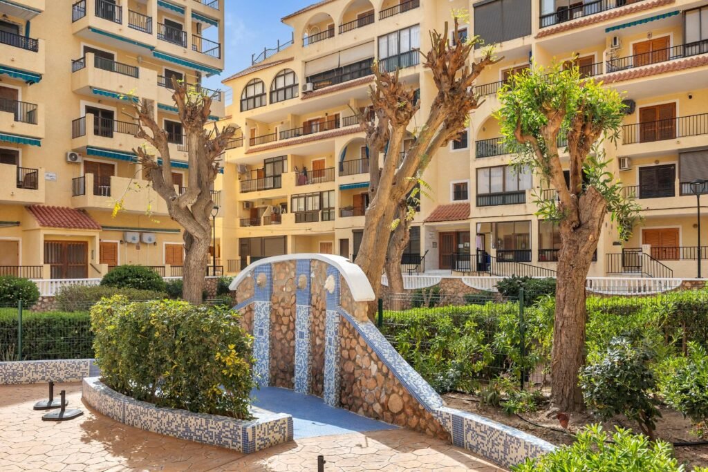 Una vivienda acogedora con piscina comunitaria
