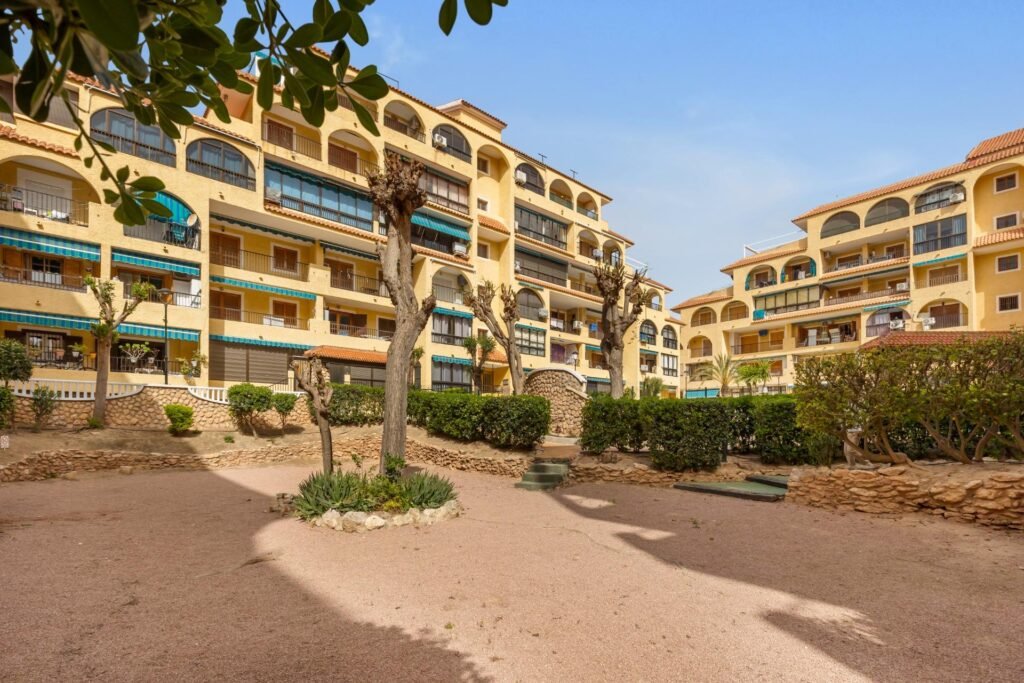 Una vivienda acogedora con piscina comunitaria