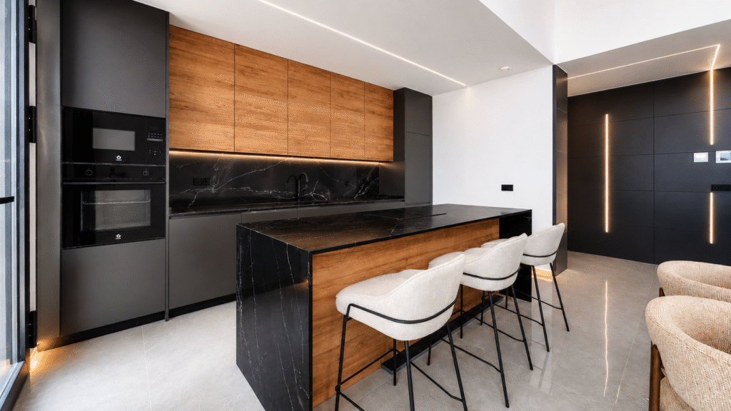 Sunrise Hills – Moderni huvila omalla uima-altaalla Los Balconesissa