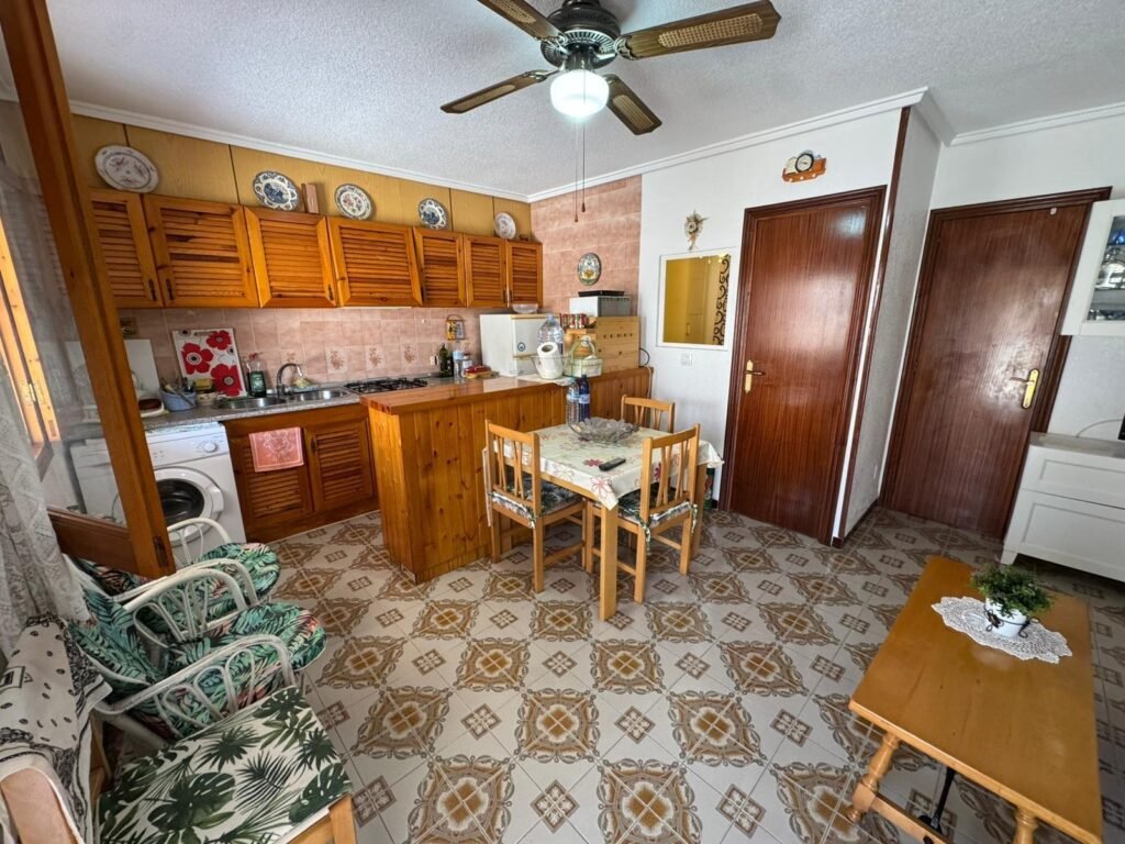 Pohjakerroksen bungalow vain 300 metrin päässä Los Náufragosin rannalta