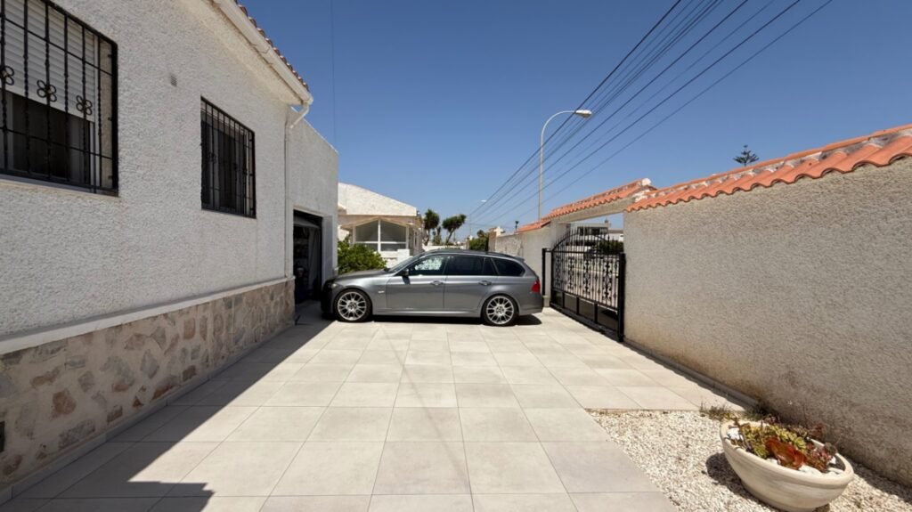 Tilava huvila omalla uima-altaalla – El Chaparral / San Luis