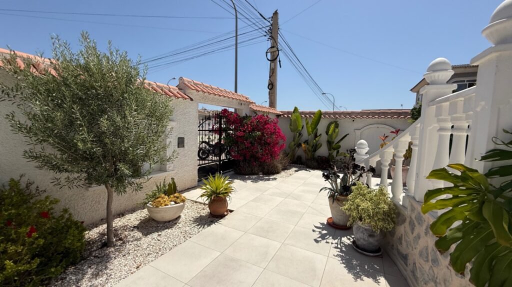 Tilava huvila omalla uima-altaalla – El Chaparral / San Luis