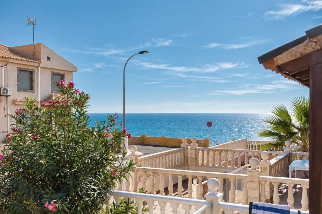 Rivitaloasunto merinäköalalla Cabo Cerverassa, Torreviejassa