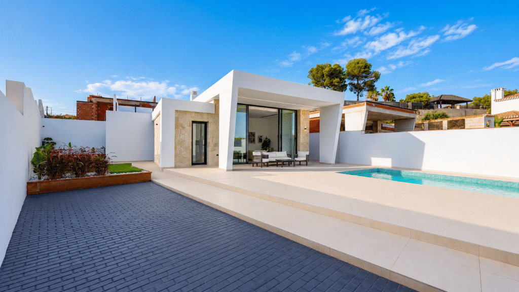 Sunrise Hills – Moderni huvila omalla uima-altaalla Los Balconesissa
