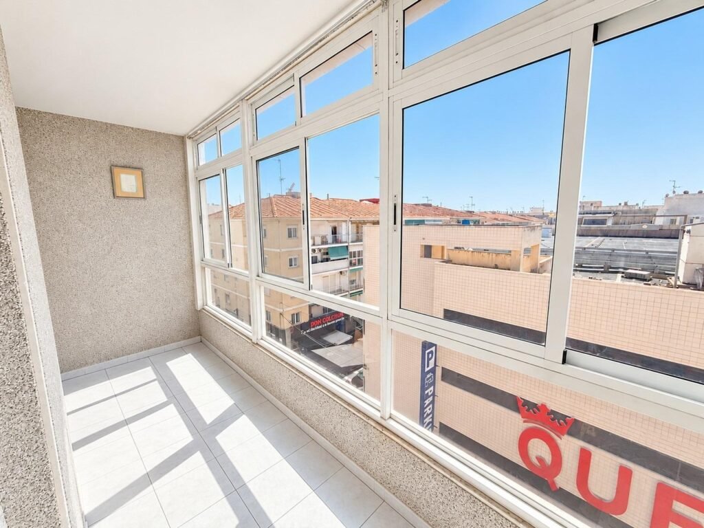 Sunny south-facing two-bedroom in Torrevieja