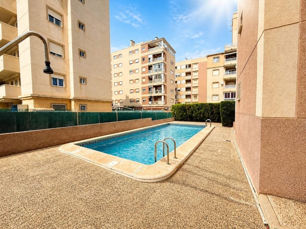 Una vivienda acogedora con piscina comunitaria