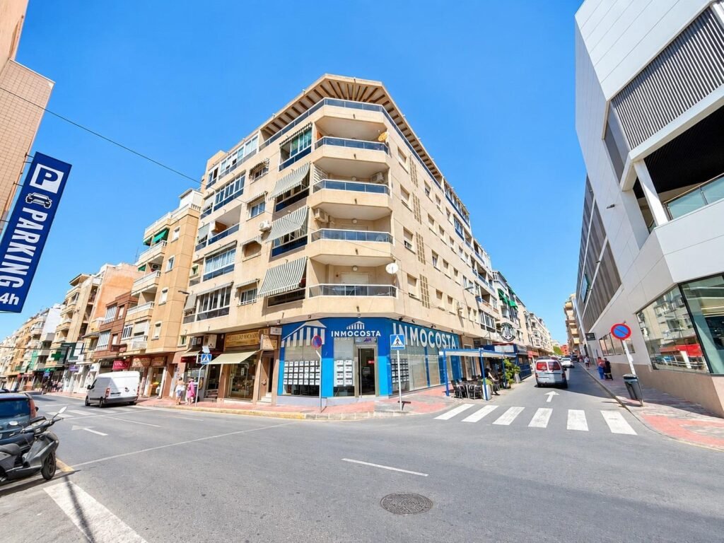 Sunny south-facing two-bedroom in Torrevieja