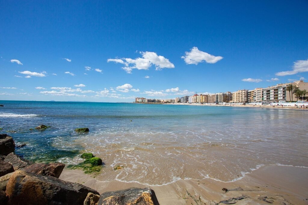 Sunny south-facing two-bedroom in Torrevieja