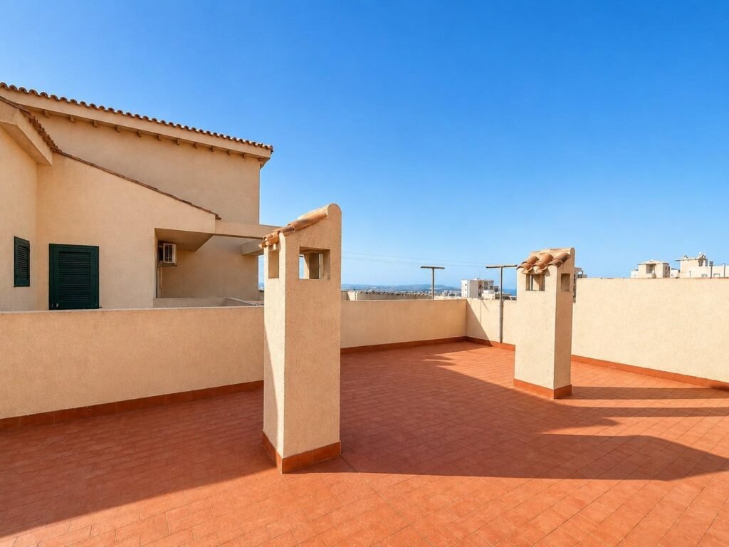 Sjøutsikt og sørvendt terrasse i Torre del Moro