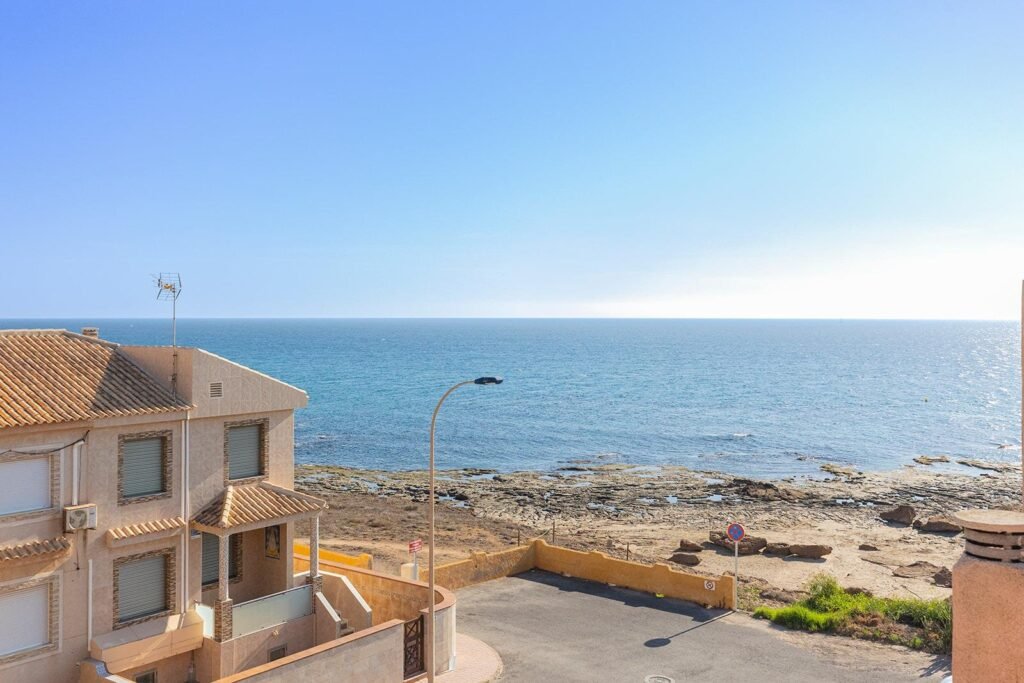 Rivitaloasunto merinäköalalla Cabo Cerverassa, Torreviejassa