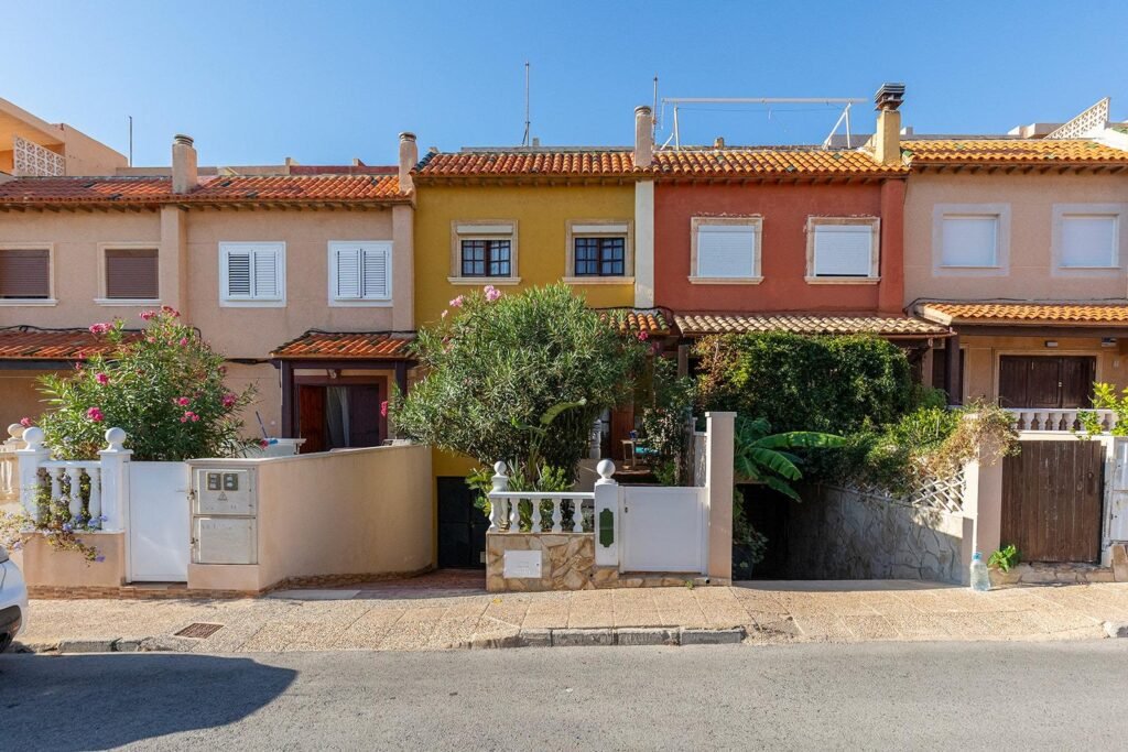 Rivitaloasunto merinäköalalla Cabo Cerverassa, Torreviejassa