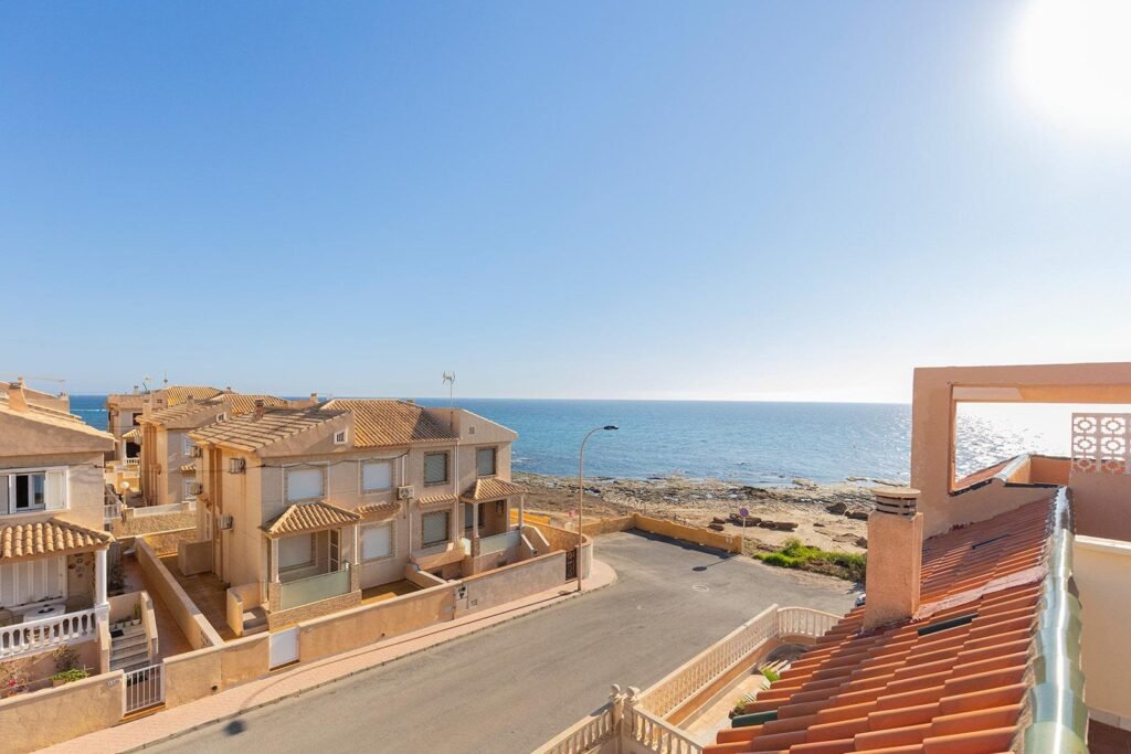 Rivitaloasunto merinäköalalla Cabo Cerverassa, Torreviejassa