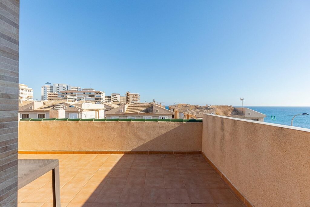 Rivitaloasunto merinäköalalla Cabo Cerverassa, Torreviejassa