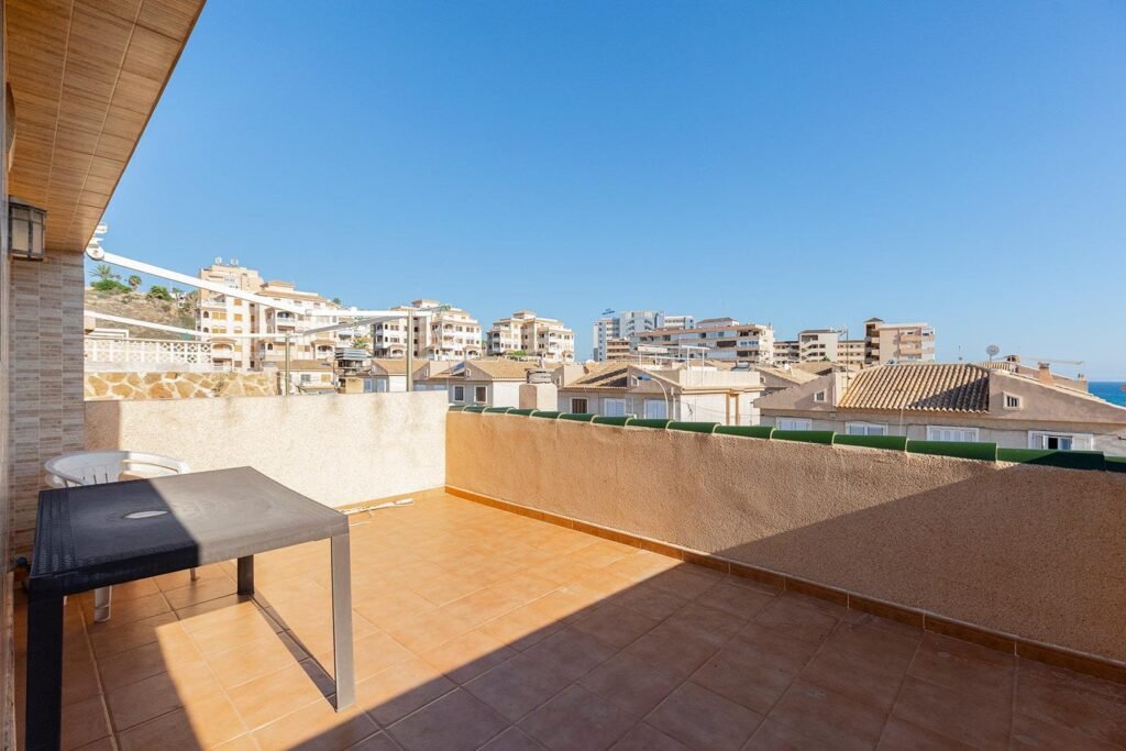 Rivitaloasunto merinäköalalla Cabo Cerverassa, Torreviejassa