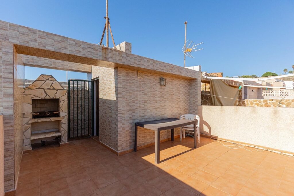 Rivitaloasunto merinäköalalla Cabo Cerverassa, Torreviejassa