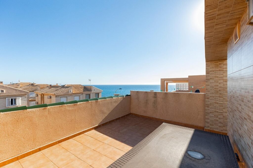 Rivitaloasunto merinäköalalla Cabo Cerverassa, Torreviejassa