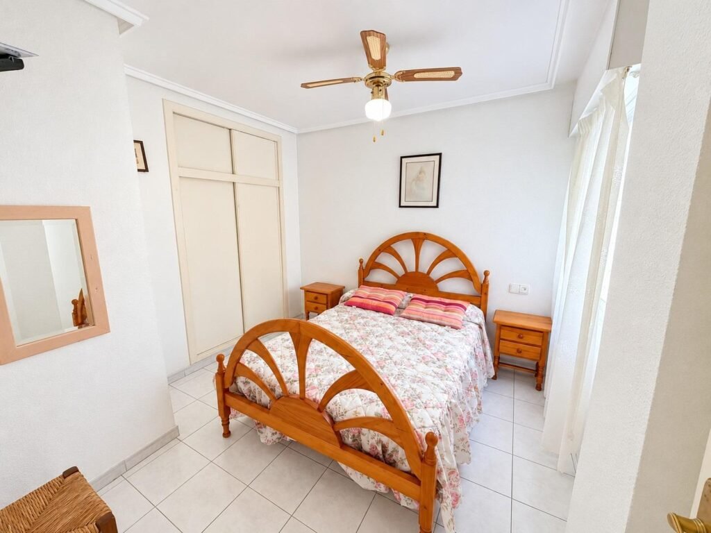 Sunny south-facing two-bedroom in Torrevieja