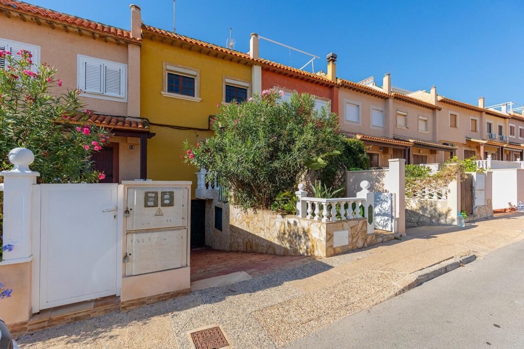 Rivitaloasunto merinäköalalla Cabo Cerverassa, Torreviejassa