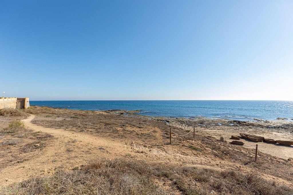 Rivitaloasunto merinäköalalla Cabo Cerverassa, Torreviejassa
