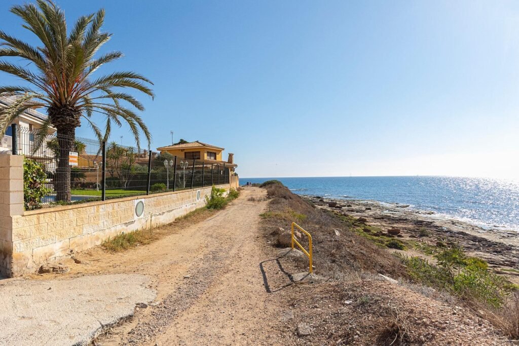 Rivitaloasunto merinäköalalla Cabo Cerverassa, Torreviejassa