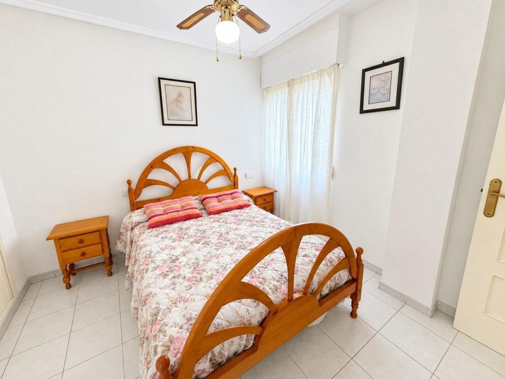 Sunny south-facing two-bedroom in Torrevieja