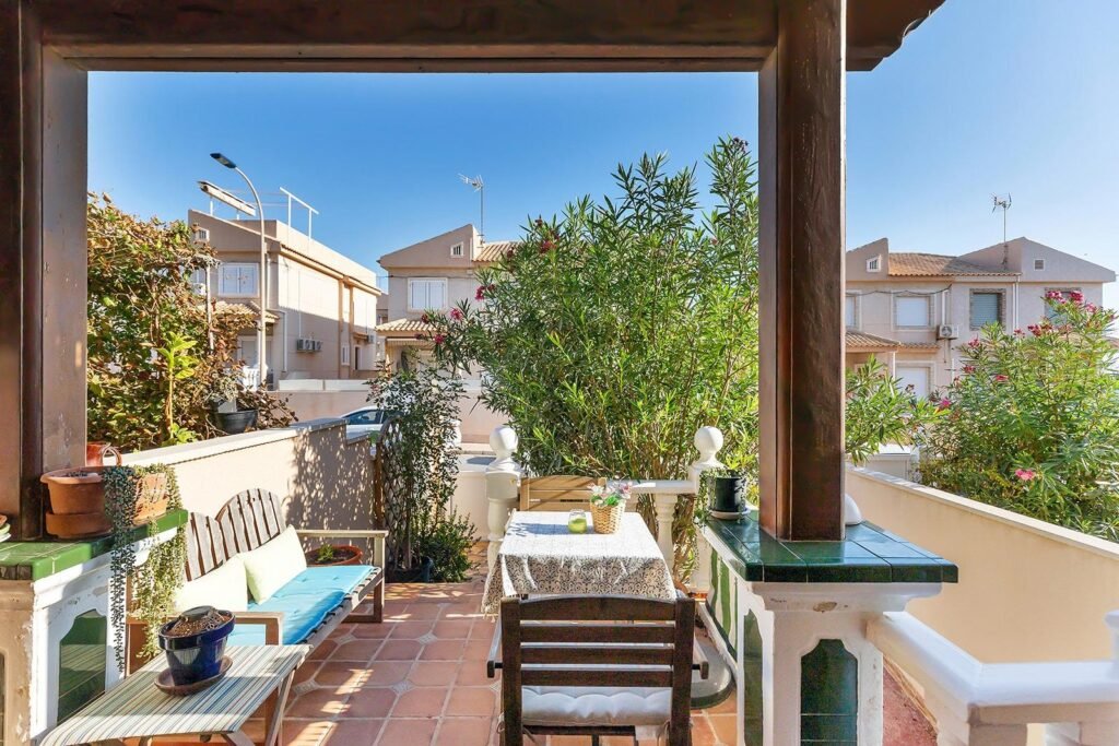 Rivitaloasunto merinäköalalla Cabo Cerverassa, Torreviejassa
