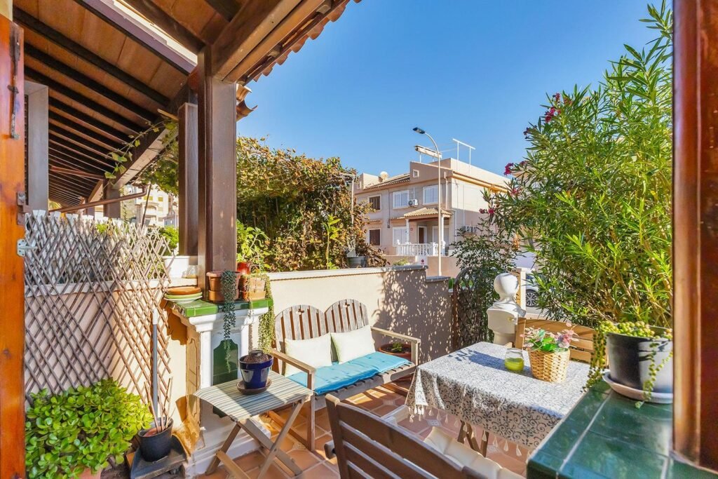 Rivitaloasunto merinäköalalla Cabo Cerverassa, Torreviejassa