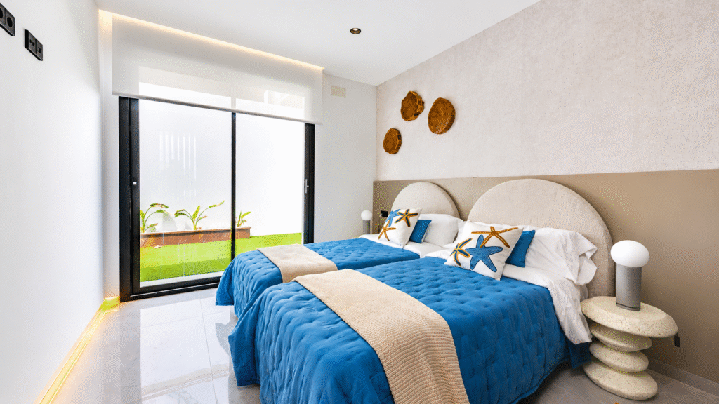 Sunrise Hills – Moderni huvila omalla uima-altaalla Los Balconesissa
