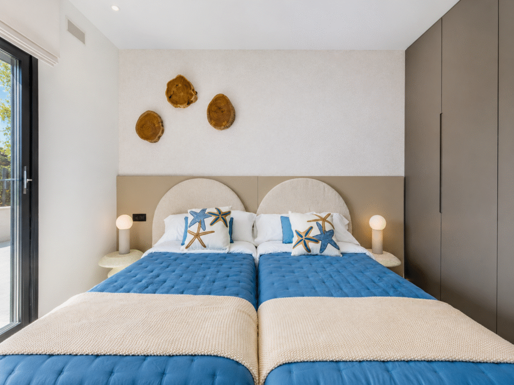 Sunrise Hills – Moderni huvila omalla uima-altaalla Los Balconesissa