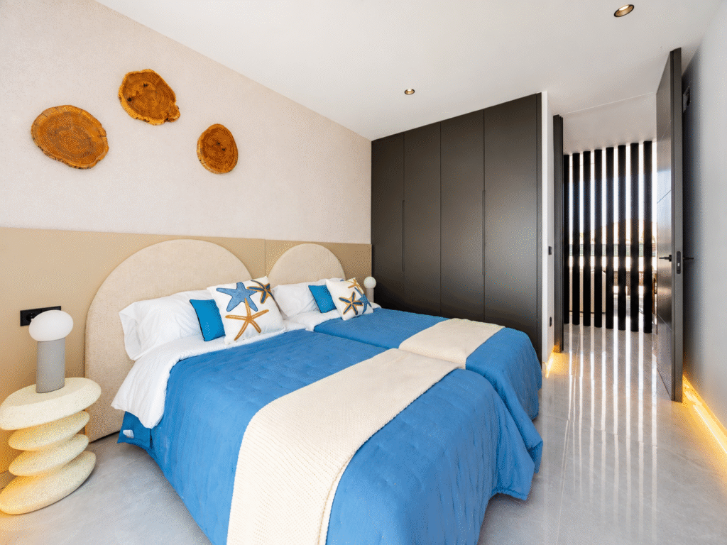 Sunrise Hills – Moderni huvila omalla uima-altaalla Los Balconesissa