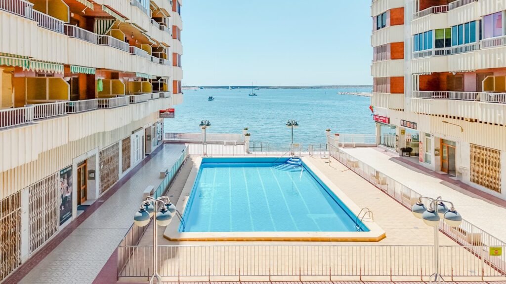 Rantakoti yhteisaltaalla – Playa del Acequión