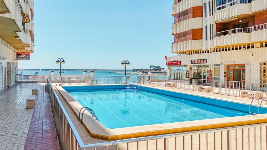 Rantakoti yhteisaltaalla – Playa del Acequión