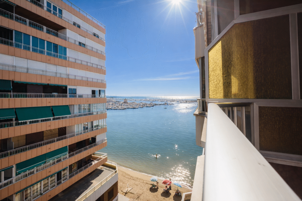 Rantakoti yhteisaltaalla – Playa del Acequión