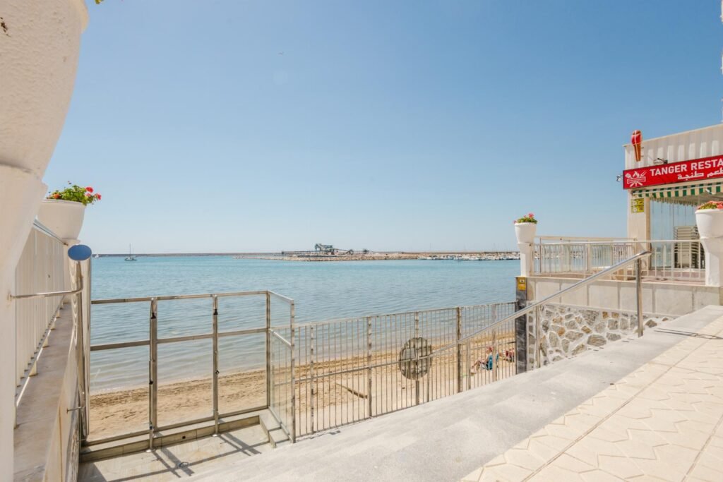 Rantakoti yhteisaltaalla – Playa del Acequión