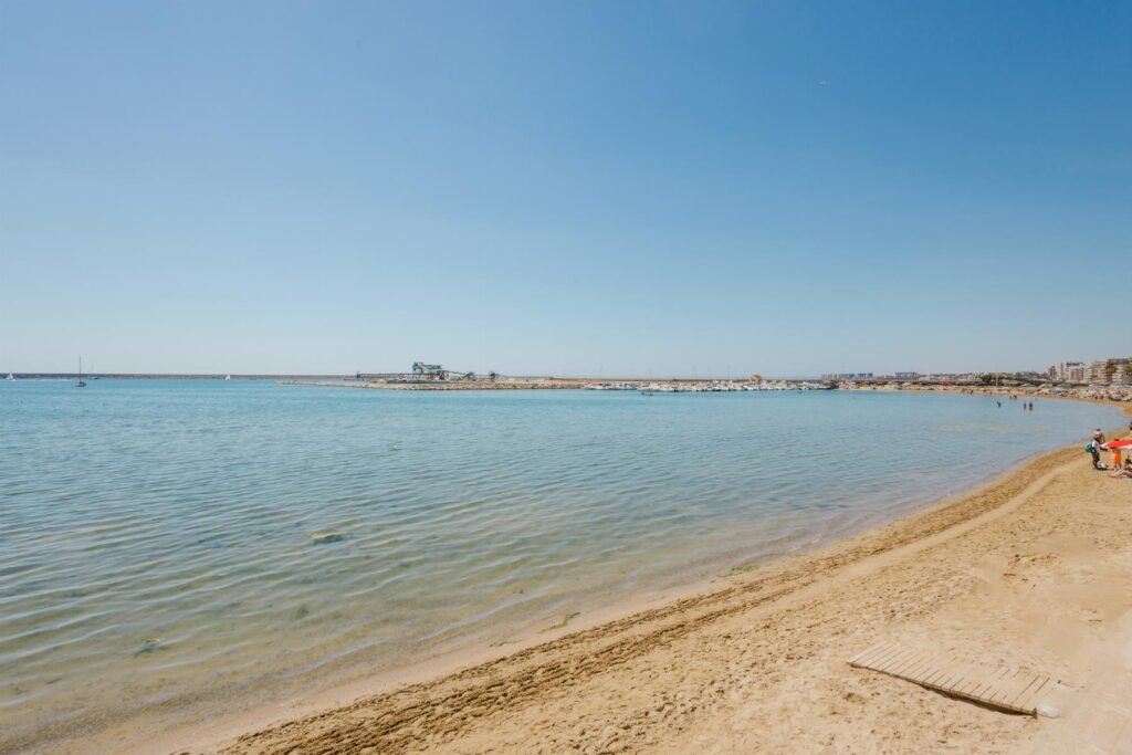 Rantakoti yhteisaltaalla – Playa del Acequión