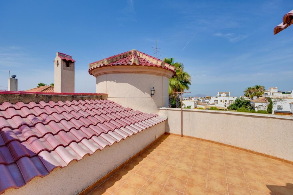 Tilava huvila omalla uima-altaalla – La Marina