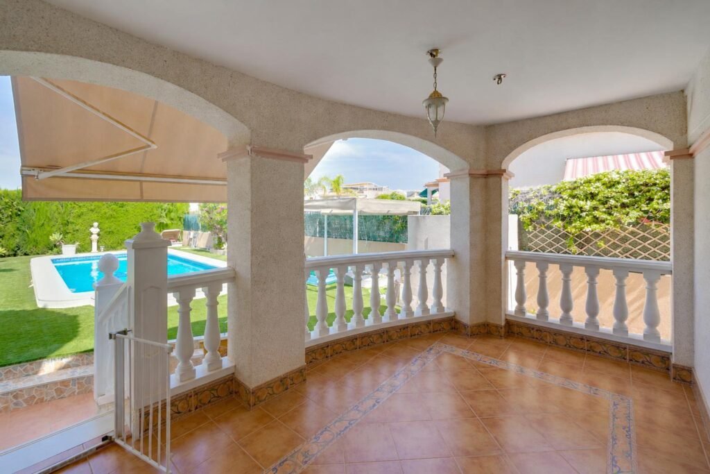 Tilava huvila omalla uima-altaalla – La Marina