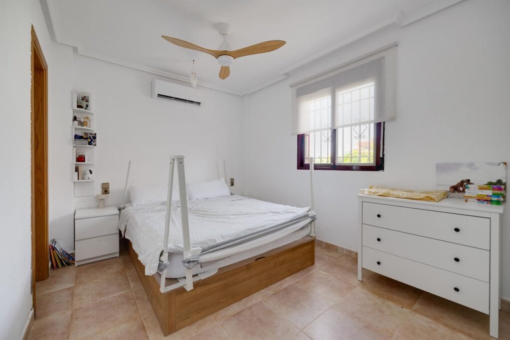 Tilava huvila omalla uima-altaalla – La Marina