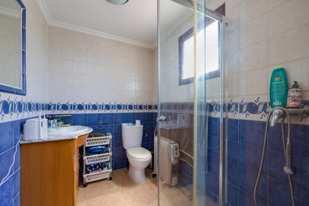 Tilava huvila omalla uima-altaalla – La Marina