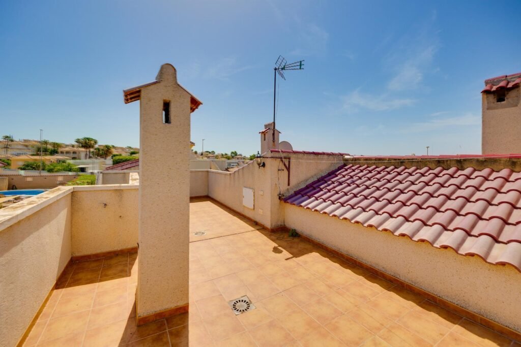 Tilava huvila omalla uima-altaalla – La Marina