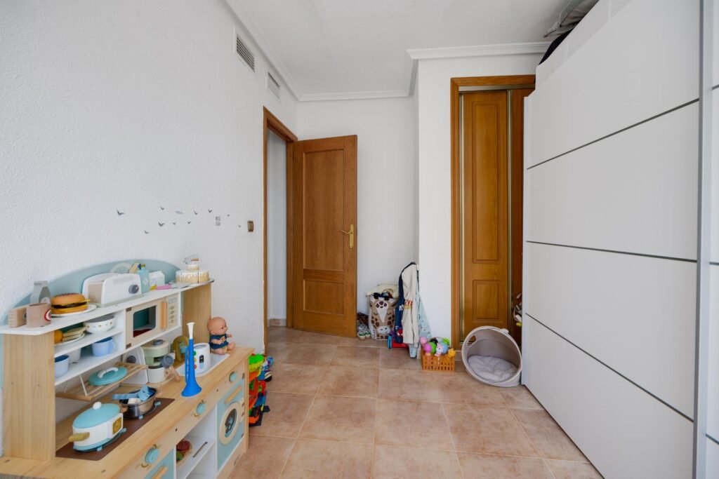 Tilava huvila omalla uima-altaalla – La Marina